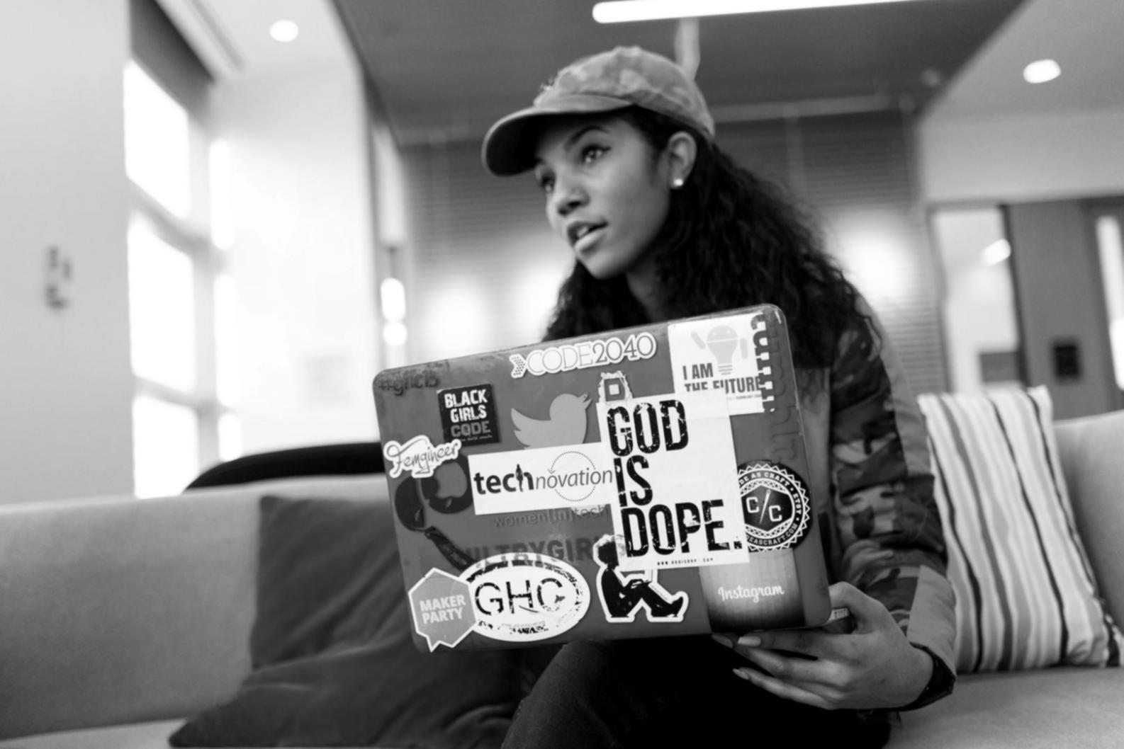 Espacio de desarrollo VR mostrando configuración profesional de equipos y entorno de trabajo